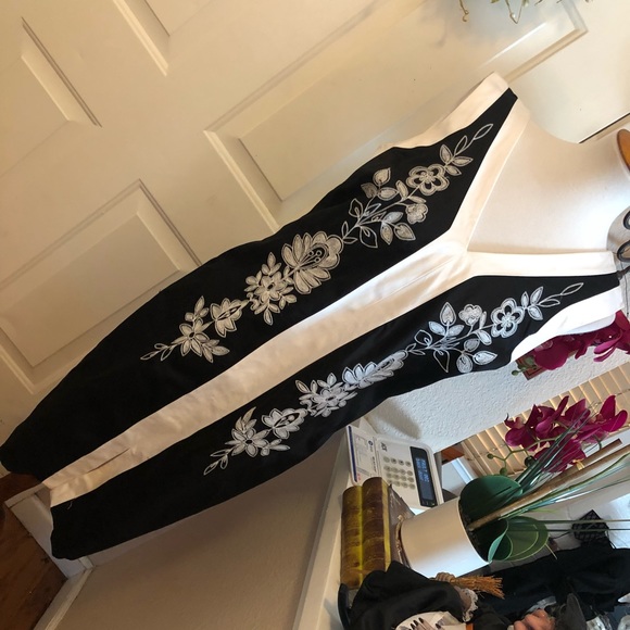 W D • NY Black & White Floral Embroidered Dress - Picture 3 of 7